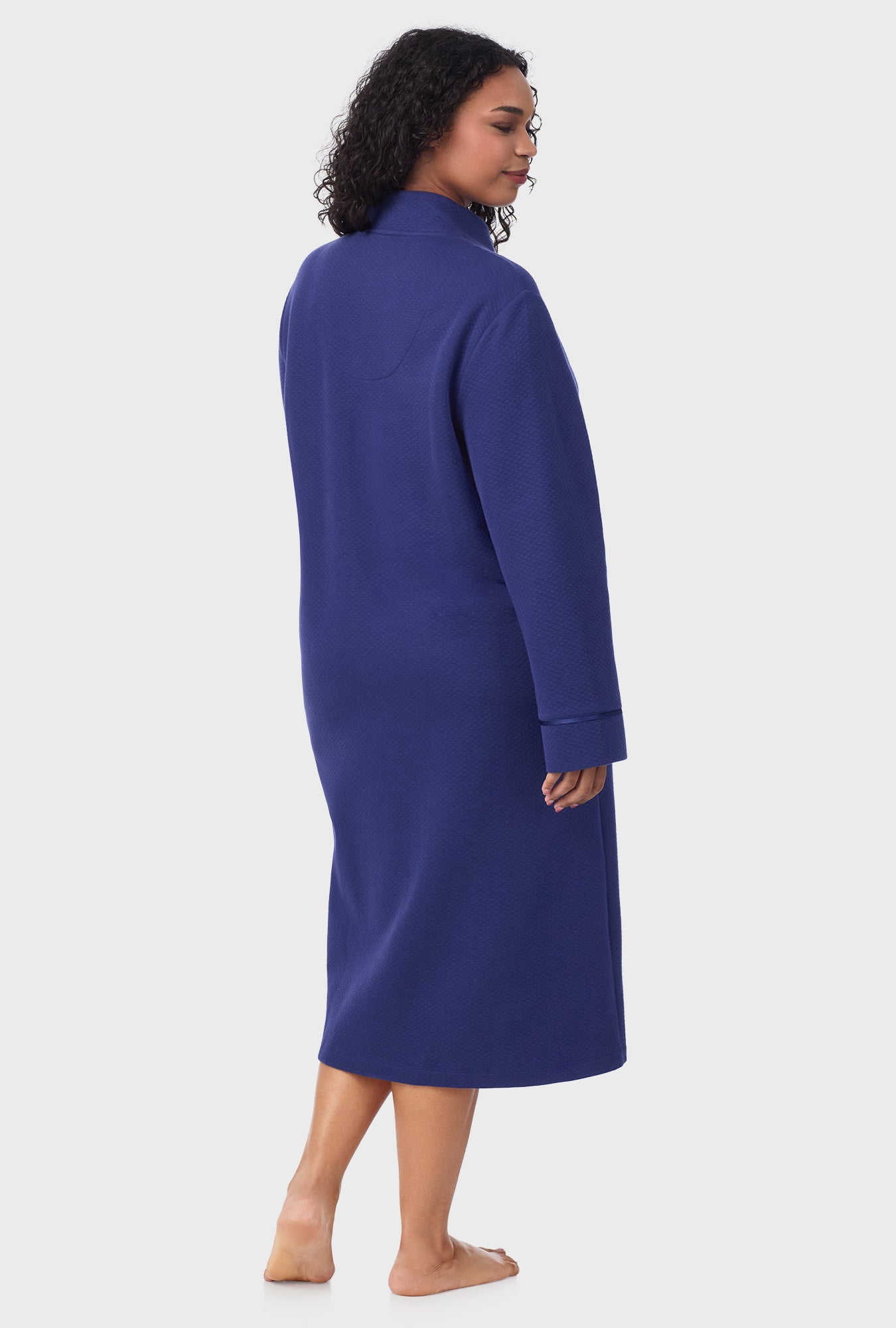 A lady wearing navy long sleeve diamond quilted plus zip robe.