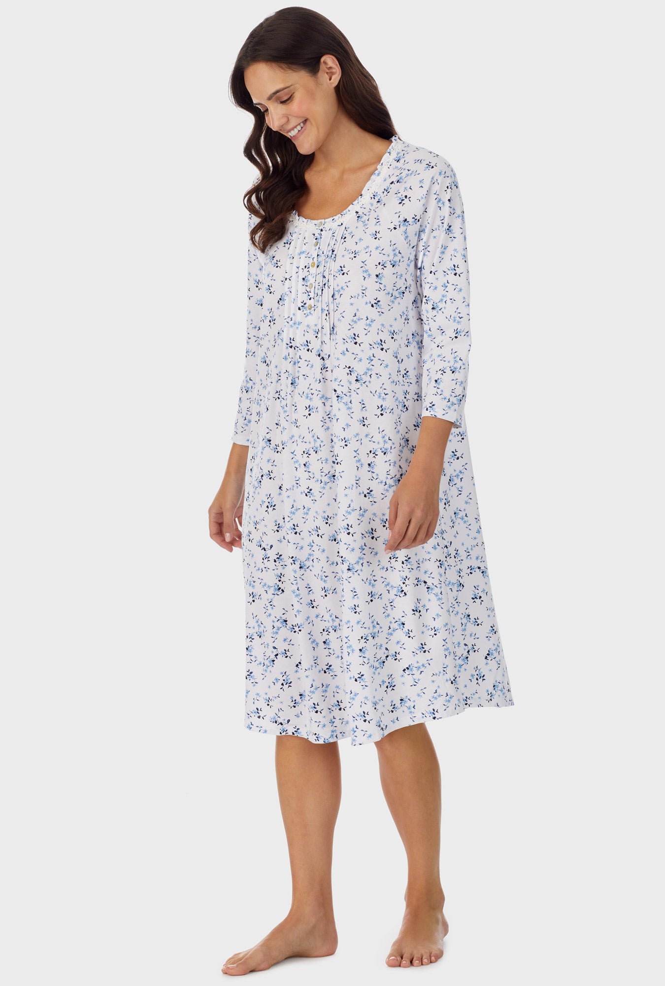 A lady wearing white cropped sleeve waltz nightgown.