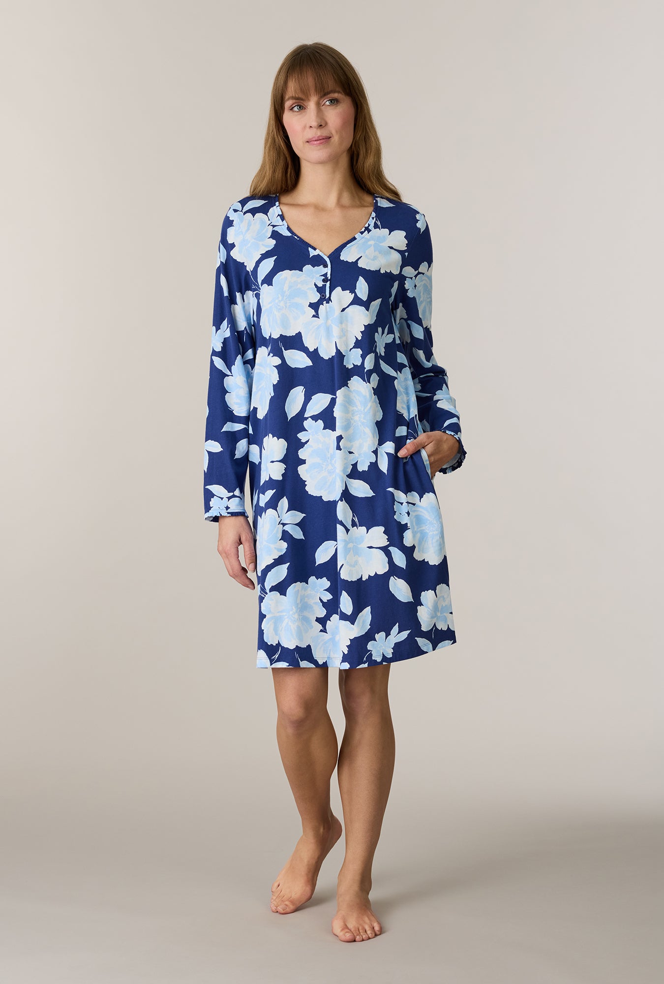 A lady wearing Coastal Blooms Cotton Short Nightgown looking front