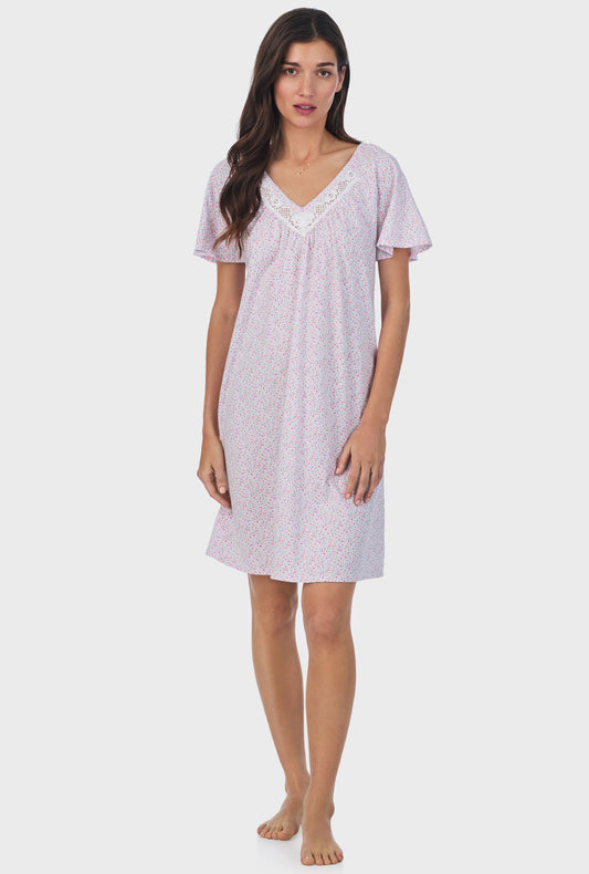 A lady wearing pink short sleeve cotton short nightgown with tulip field.