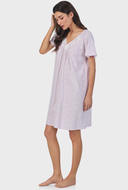 A lady wearing pink short sleeve cotton short nightgown with tulip field.