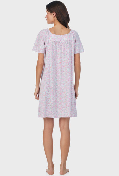 A lady wearing pink short sleeve cotton short nightgown with tulip field.