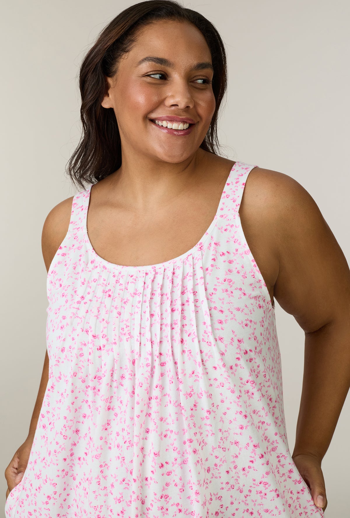 A lady wearing plus size Sweet Rosebuds Cotton Short Chemise closer look