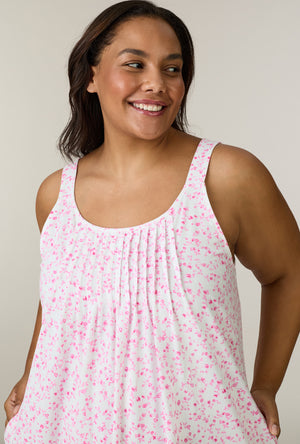 A lady wearing plus size Sweet Rosebuds Cotton Short Chemise closer look