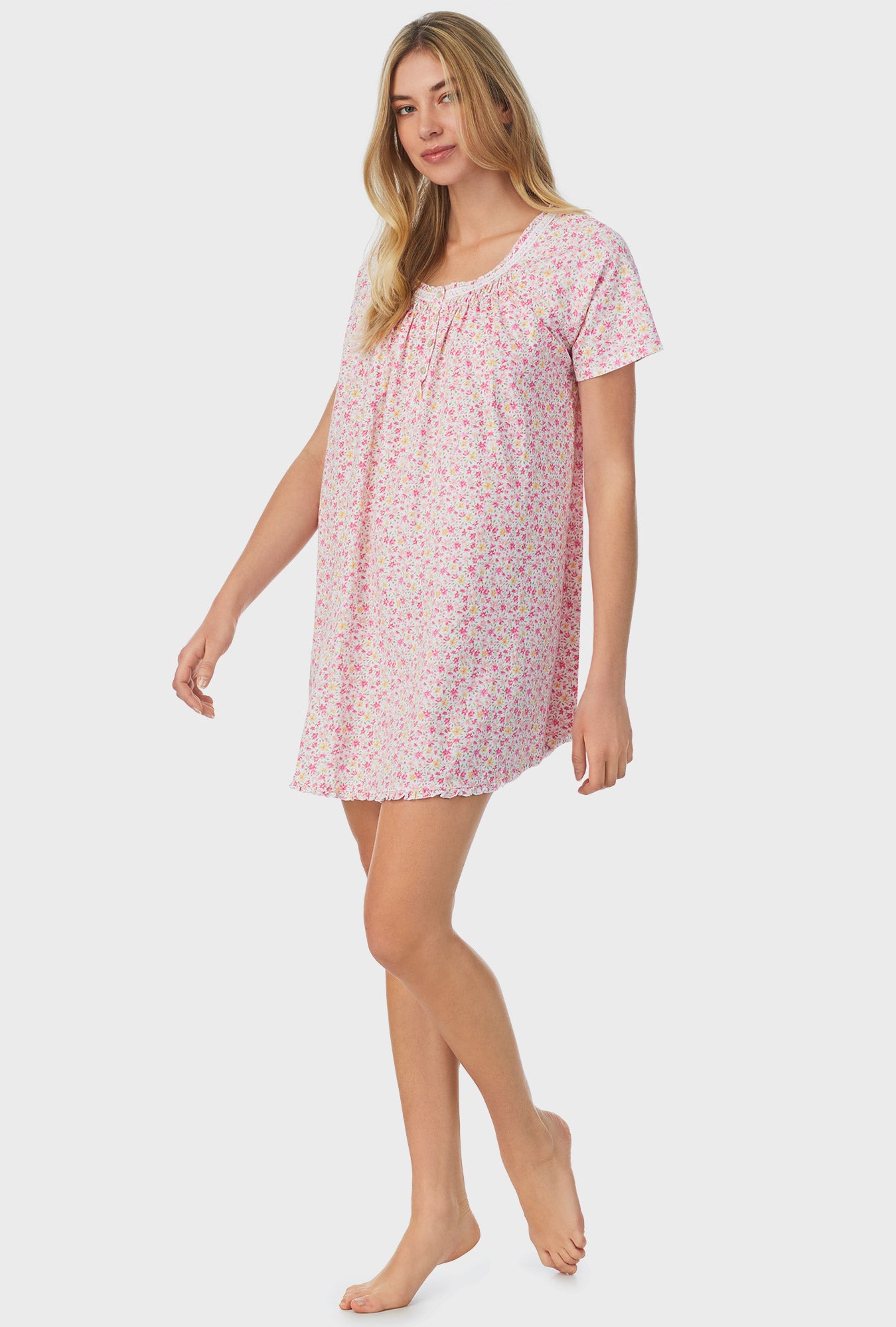 A lady wearing pink short sleeve short nightgown with spring disty print.