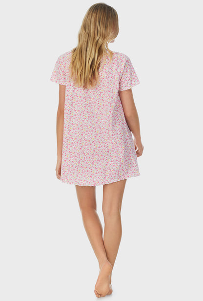 A lady wearing pink short sleeve short nightgown with spring disty print.